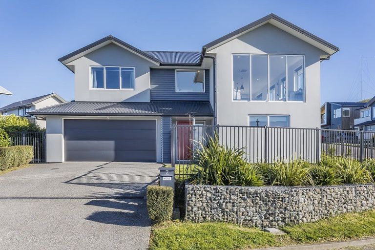 Photo of property in 2 Promontory Crescent, Newlands, Wellington, 6037