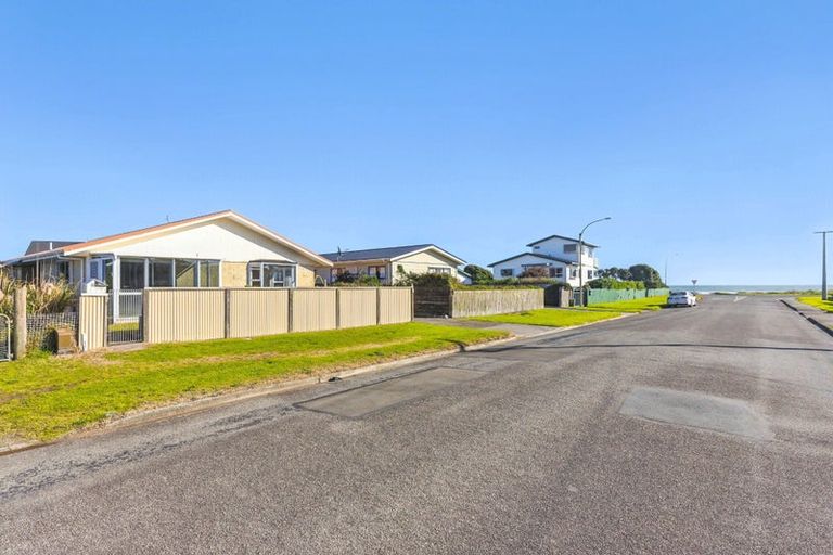 Photo of property in 5 Karaka Street, Otaki Beach, Otaki, 5512