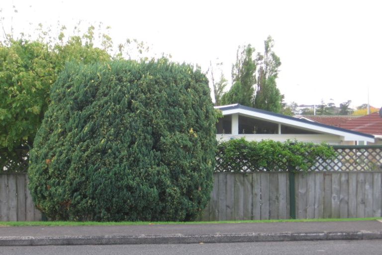 Photo of property in 100 Mcleod Road, Te Atatu South, Auckland, 0610