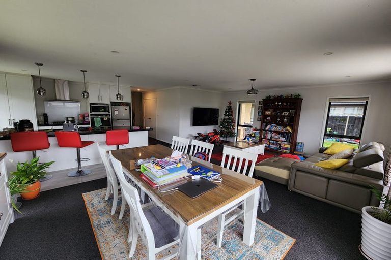 Photo of property in 10 Passchendaele Grove, Trentham, Upper Hutt, 5018