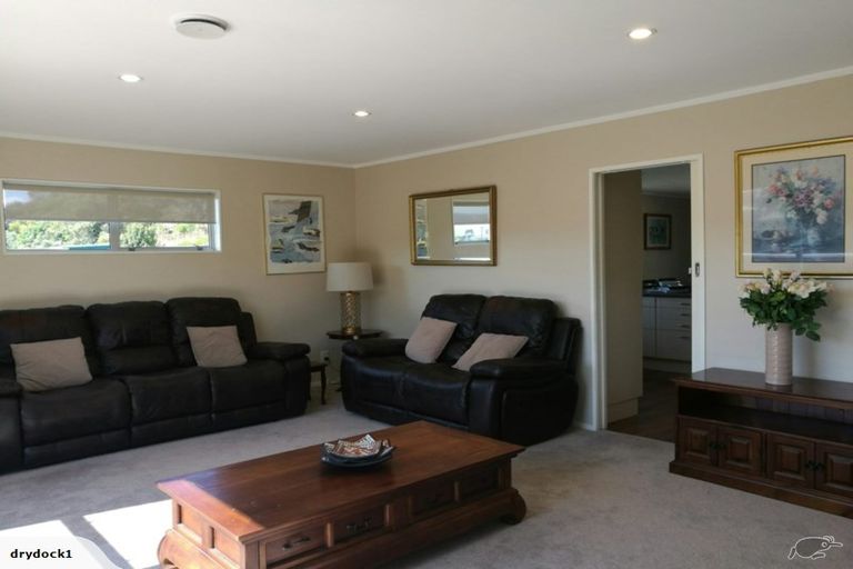 Photo of property in 7 Waterford Drive, Churton Park, Wellington, 6037