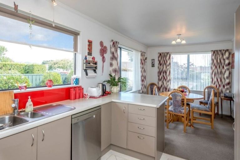 Photo of property in 15 Oriwa Street, Waikanae, 5036