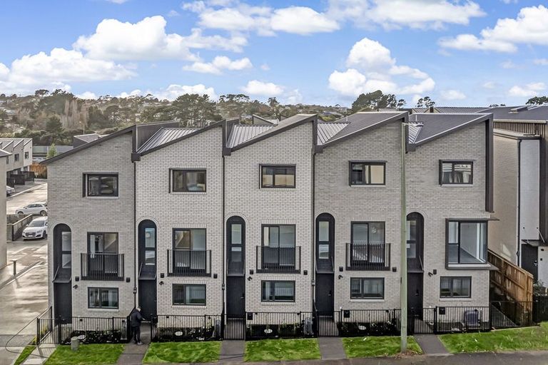 Photo of property in 4/28 Westgate Drive, Westgate, Auckland, 0614
