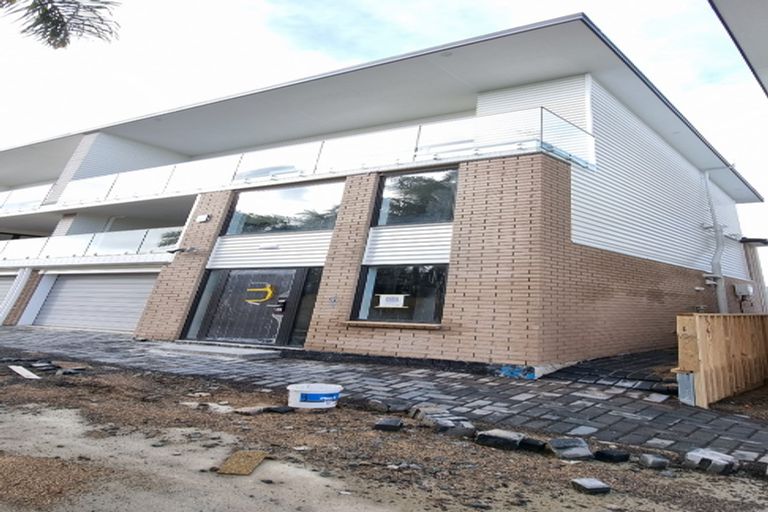 Photo of property in 2b Glenvil Lane, Te Atatu Peninsula, Auckland, 0610