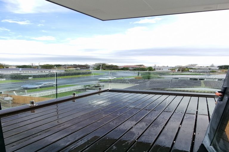 Photo of property in 2b Glenvil Lane, Te Atatu Peninsula, Auckland, 0610