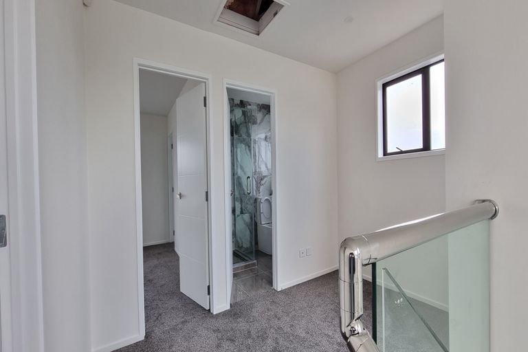 Photo of property in 2b Glenvil Lane, Te Atatu Peninsula, Auckland, 0610