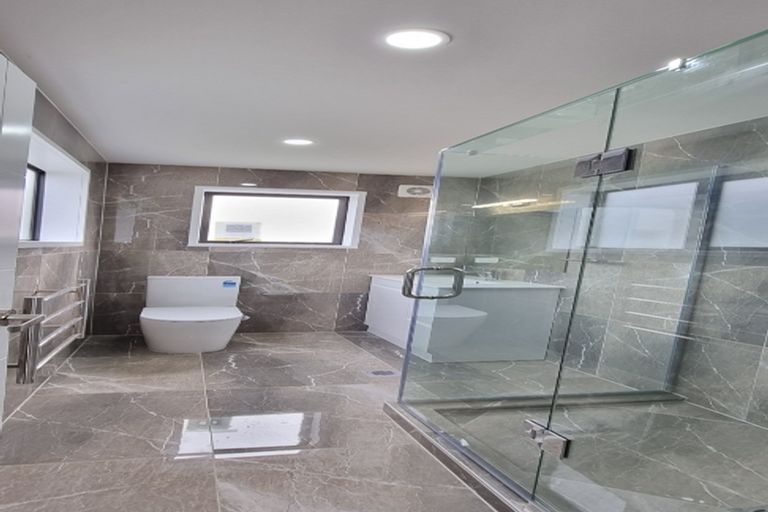 Photo of property in 2b Glenvil Lane, Te Atatu Peninsula, Auckland, 0610