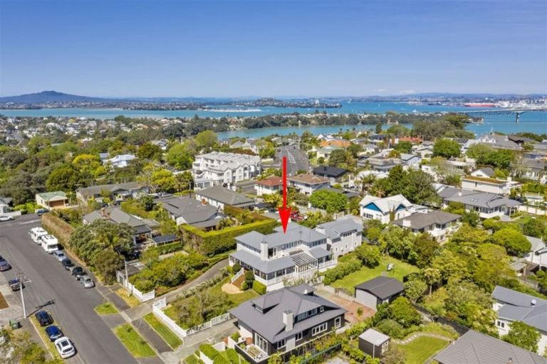 Photo of property in 2 Brassey Road, Birkenhead, Auckland, 0626