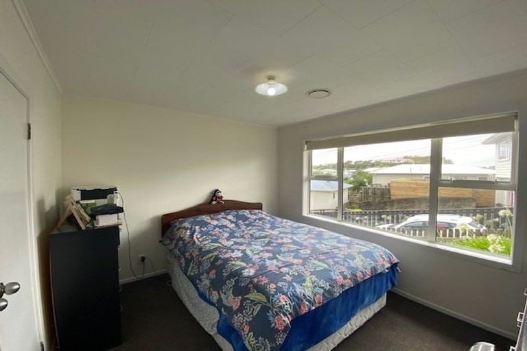 Photo of property in 32 Kenmore Street, Newlands, Wellington, 6037
