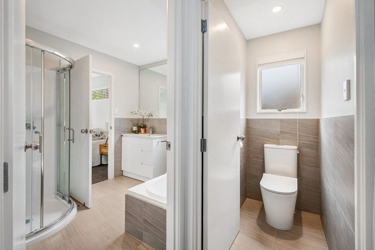 Photo of property in 2/16 Ellice Road, Totara Vale, Auckland, 0629