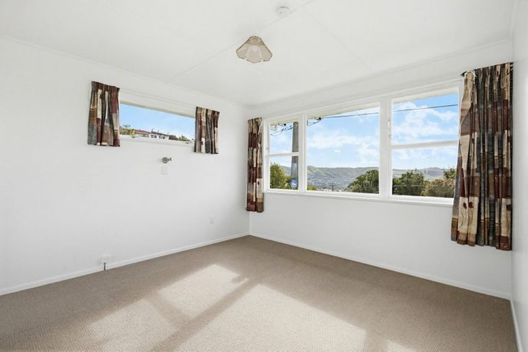 Photo of property in 4 Beverley Grove, Paparangi, Wellington, 6037