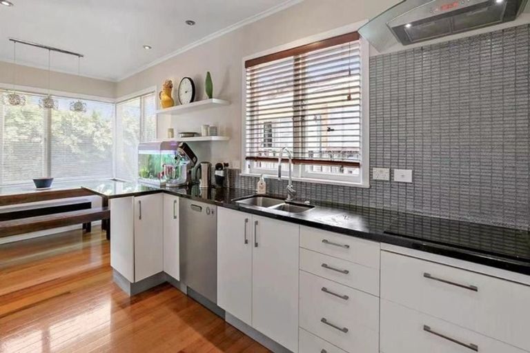 Photo of property in 1 Royal View Road, Te Atatu South, Auckland, 0610