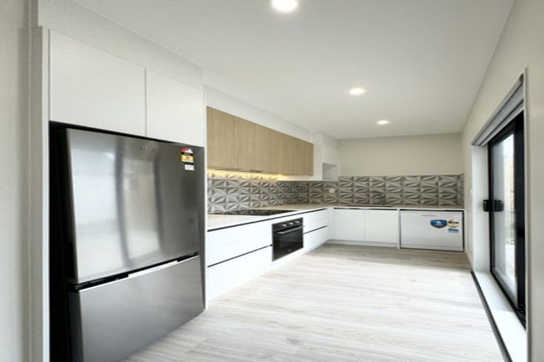 Photo of property in 16 Morus Road, Massey, Auckland, 0614