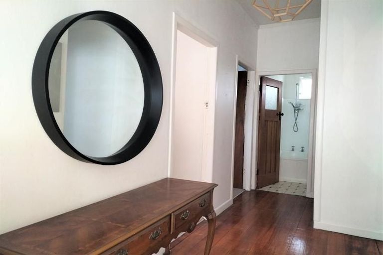 Photo of property in 281 Queens Drive, Lyall Bay, Wellington, 6022