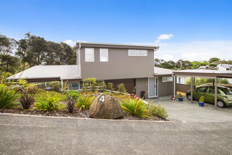 Photo of property in 4 Mccahon Place, Titirangi, Auckland, 0604