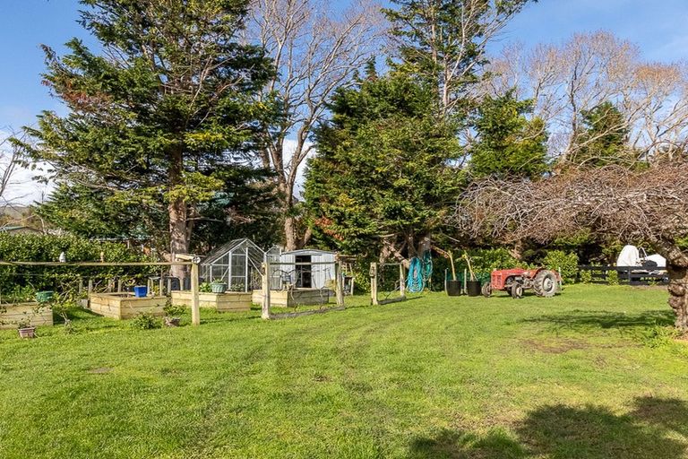 Photo of property in 323 Mazengarb Road, Paraparaumu, 5032