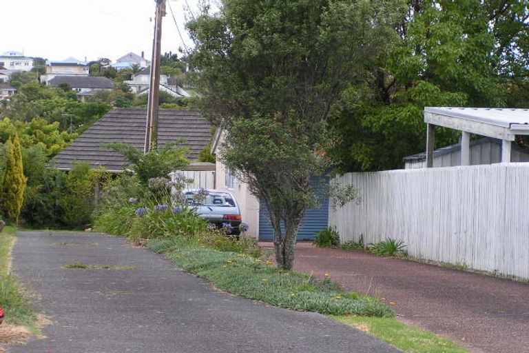 Photo of property in 1/11 Eversleigh Road, Belmont, Auckland, 0622