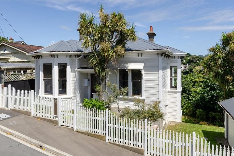 Photo of property in 82 Creswick Terrace, Northland, Wellington, 6012