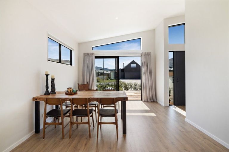 Photo of property in 4 Shallow Close, Jacks Point, 9371