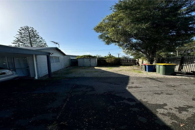 Photo of property in 19 Golf Road, New Lynn, Auckland, 0600
