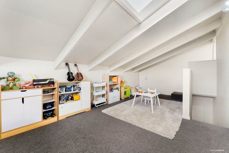Photo of property in 4 Raphael Place, West Harbour, Auckland, 0618