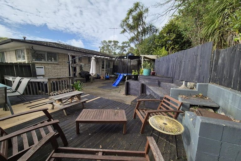 Photo of property in 2/12 Mahuta Grove, Northcote, Auckland, 0627