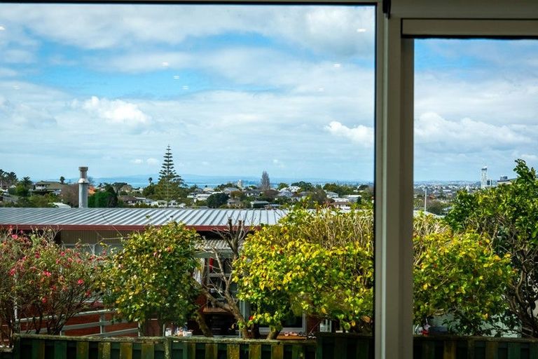 Photo of property in 1/28a Ravenwood Drive, Forrest Hill, Auckland, 0620