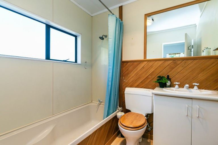 Photo of property in 69 Woodhouse Avenue, Karori, Wellington, 6012