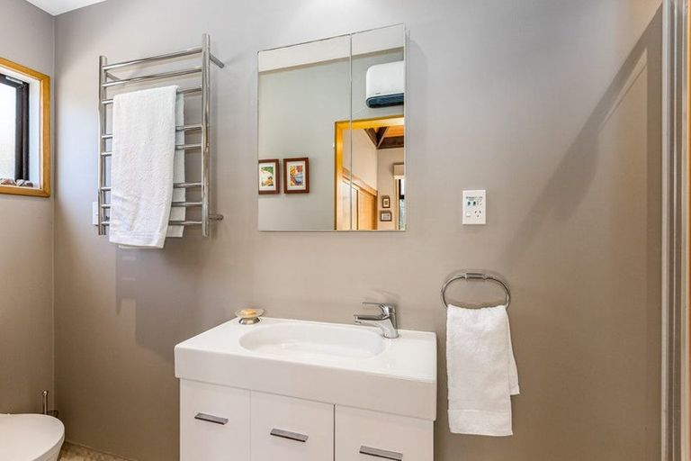 Photo of property in 146 Breaker Bay Road, Breaker Bay, Wellington, 6022