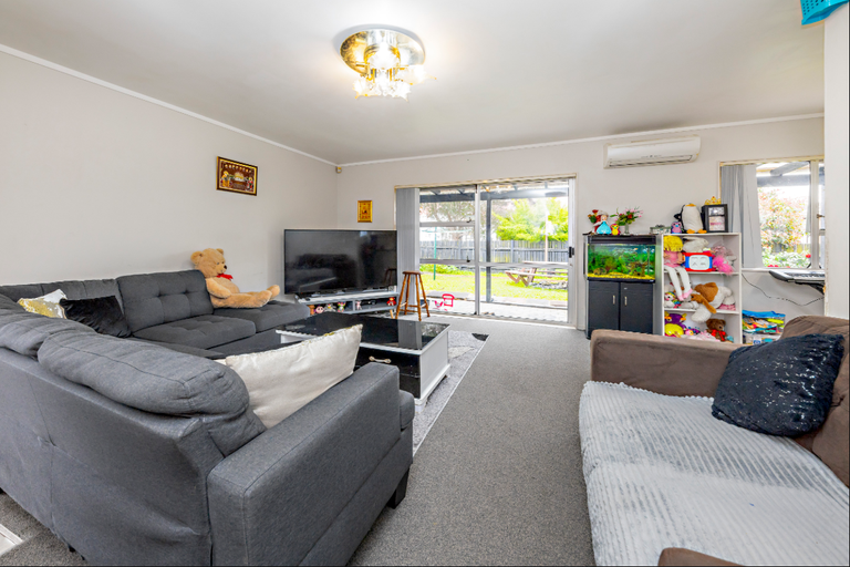 Photo of property in 17a Corolu Place, Conifer Grove, Takanini, 2112