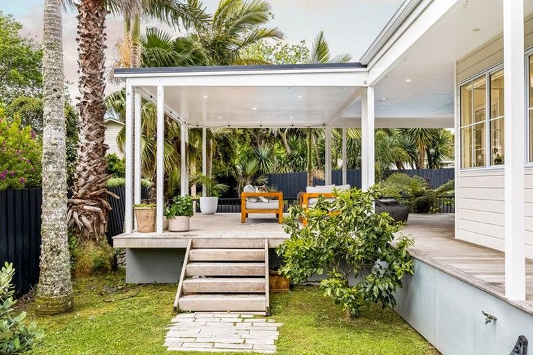 Photo of property in 27 Almond Grove, Greenhithe, Auckland, 0632