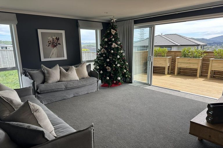 Photo of property in 8 Roundhouse Close, Whitby, Porirua, 5024