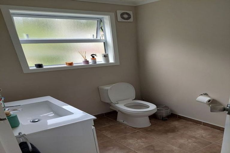 Photo of property in 25b Omega Street, Newlands, Wellington, 6037