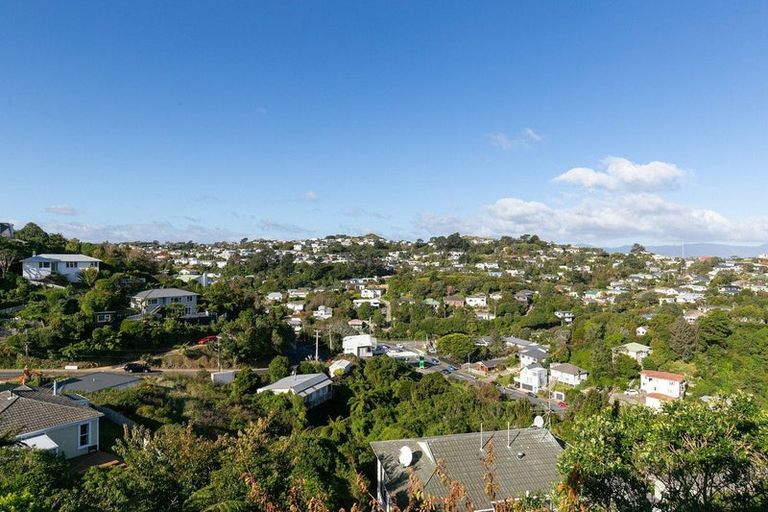 Photo of property in 27b Cheltenham Terrace, Newlands, Wellington, 6037
