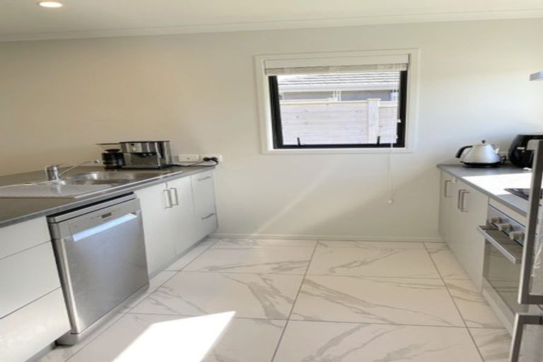 Photo of property in 17 Mooring Close, Whitby, Porirua, 5024