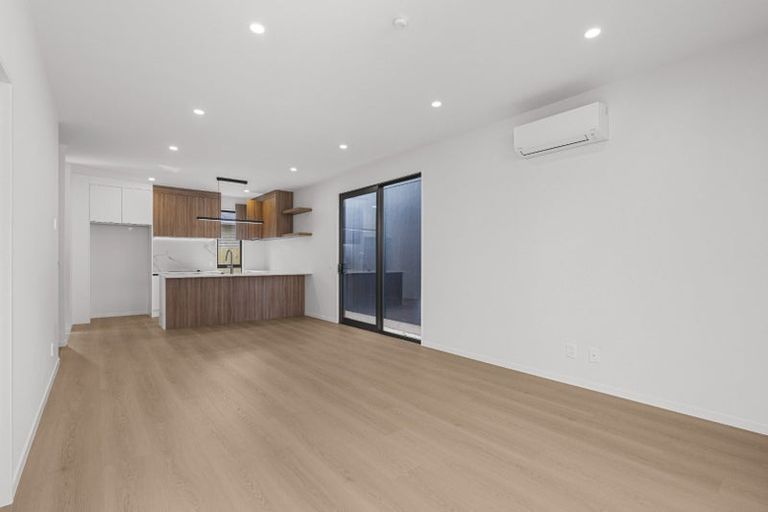 Photo of property in 4 Roberts Road, Matakatia, Whangaparaoa, 0930