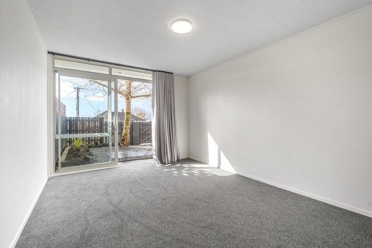 Photo of property in 86 Sylvan Avenue, Northcote, Auckland, 0627