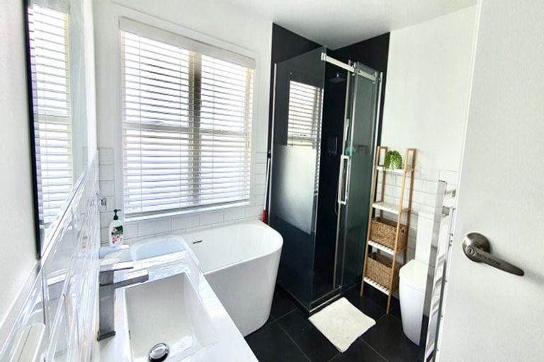 Photo of property in 109 Target Road, Totara Vale, Auckland, 0629