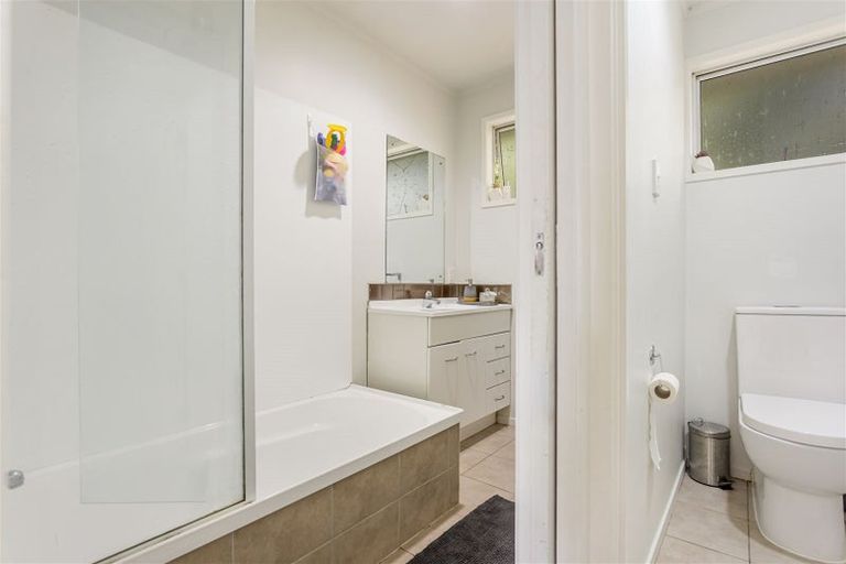 Photo of property in 98 Reynella Drive, Massey, Auckland, 0614