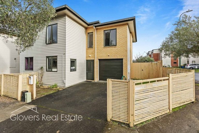 Photo of property in 62 Verdale Circle, Glen Eden, Auckland, 0602