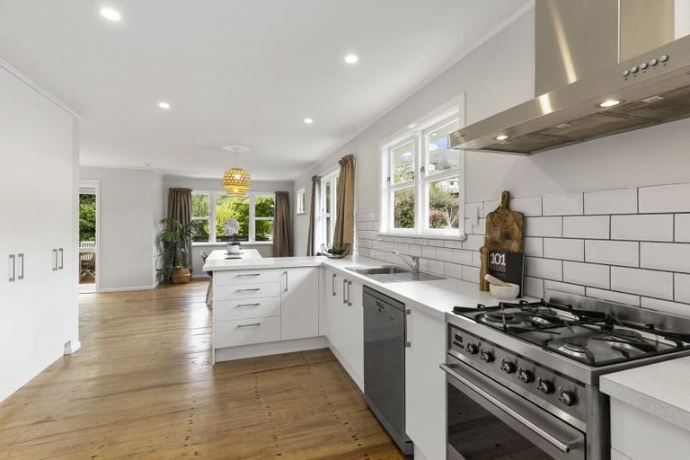 Photo of property in 6 Thurleigh Grove, Karori, Wellington, 6012