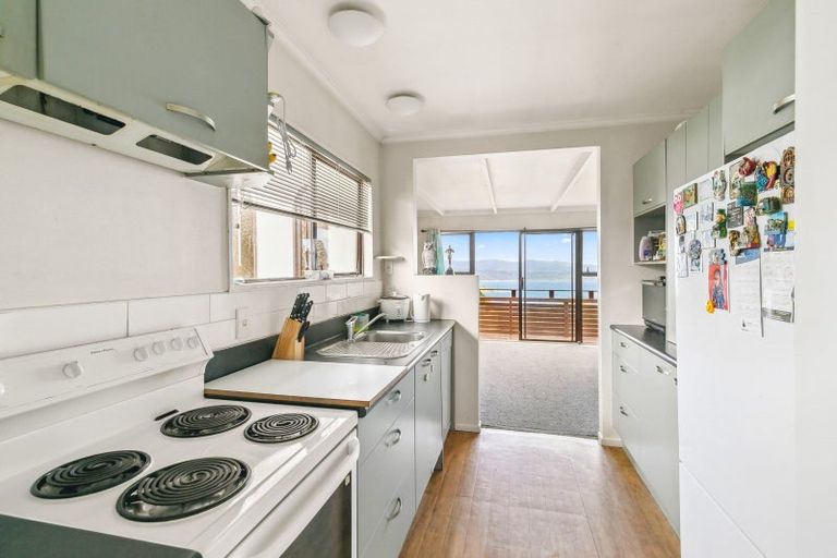 Photo of property in 40a Somes Crescent, Newlands, Wellington, 6037