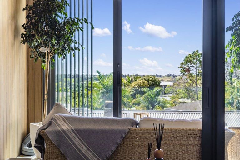 Photo of property in 3/90 Picasso Drive, West Harbour, Auckland, 0618