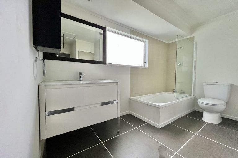 Photo of property in 4 Fernhaven Place, Massey, Auckland, 0614
