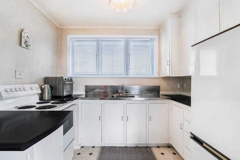 Photo of property in 18 Selwyn Crescent, Forrest Hill, Auckland, 0620