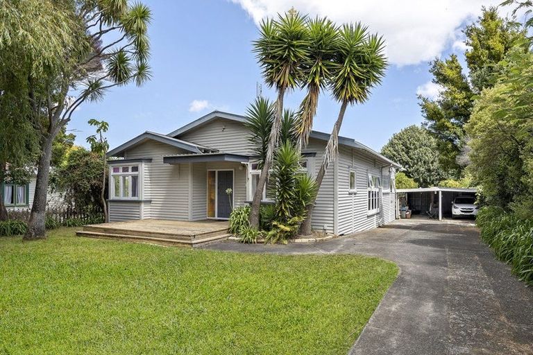 Photo of property in 10 Racecourse Road, Waiuku, 2123