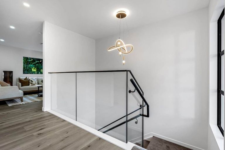 Photo of property in 8b South Lynn Road, Titirangi, Auckland, 0604