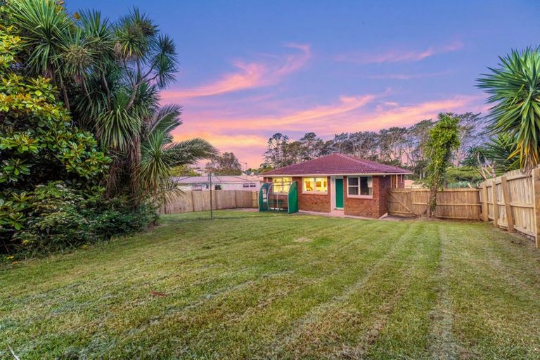 Photo of property in 16 Thornlow Street, Glendene, Auckland, 0602