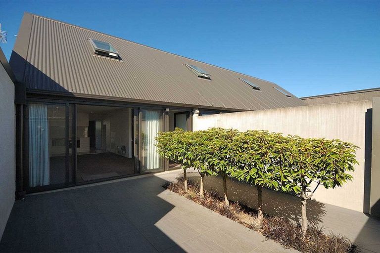 Photo of property in 10 North Avon Road, Richmond, Christchurch, 8013