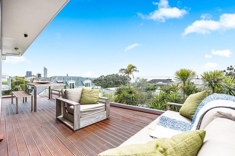 Photo of property in 2/5 Hauraki Road, Hauraki, Auckland, 0622